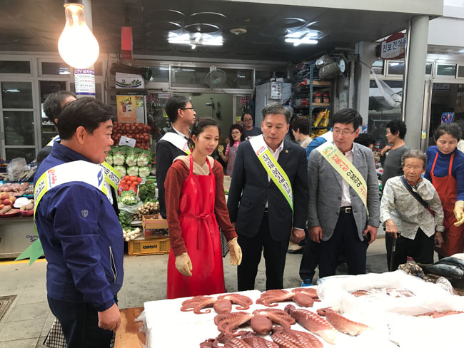 사진3-윤종도-의원-전통시장-장보기활동.jpg