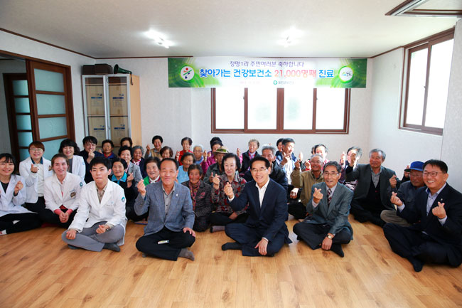 찾아가는-건강보건소-2만1천명째-진료-달성-사진2.jpg