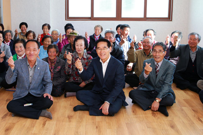 65세이상-의료급여대상자-노인-틀니-본인부담-완화(군수님-마을회관-방문-사진).jpg