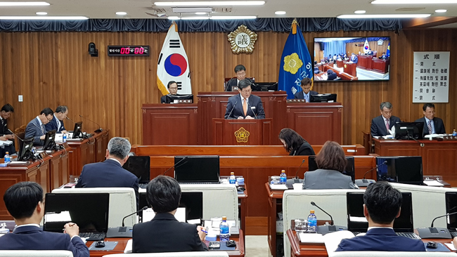 10월17일-열린-제220회-울진군의회임시회-제5차본회의에서-박금용문화관광광장이-2018년도-군정주요업무보고를-하고-있다.jpg