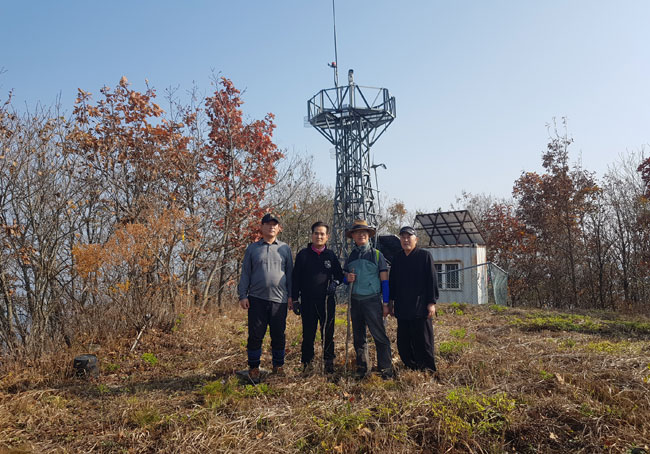 형제봉에서-이형수-화배과--필자-등-일행과-함께.jpg