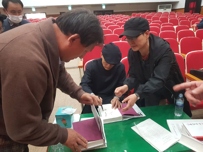 독자에게-사인해주는-도올선생-2.jpg