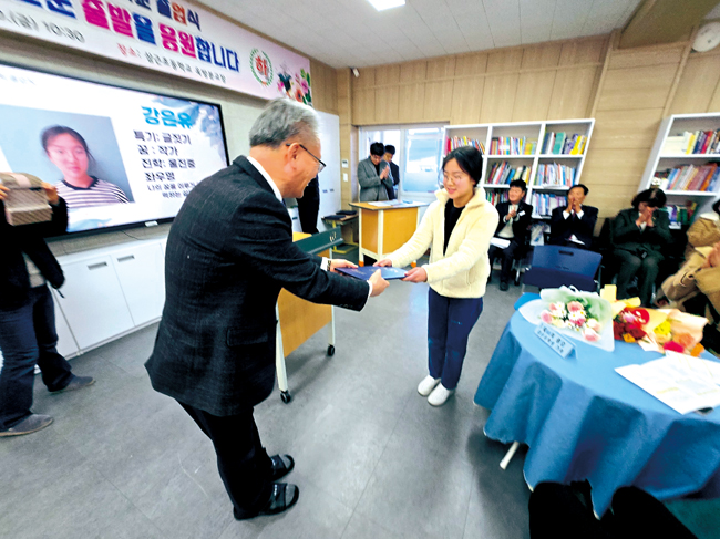 졸업장 수여1.jpg