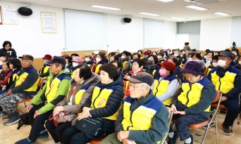 금강송면 노인일자리 참여 어르신들, 한 해 활동 마무리